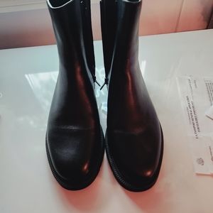 Water repellent leather boots